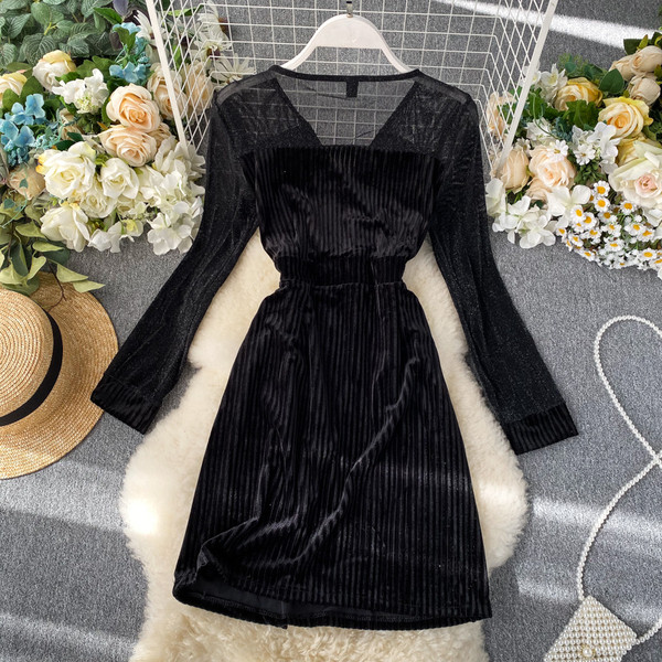 Stílusos női ruha bársonyból és V-nyakú fekete színben