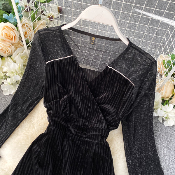 Stílusos női ruha bársonyból és V-nyakú fekete színben