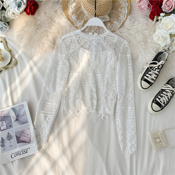 Modern női blúz, hosszú ujjú fekete-fehér csipkével