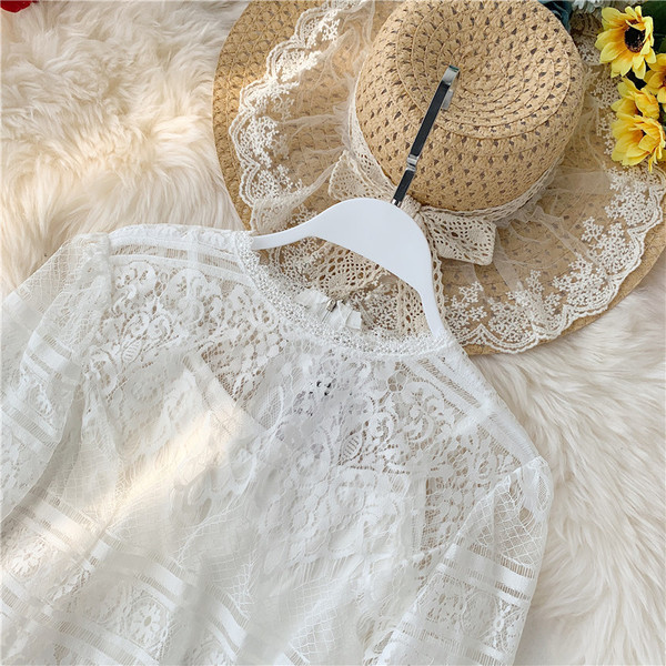 Modern női blúz, hosszú ujjú fekete-fehér csipkével