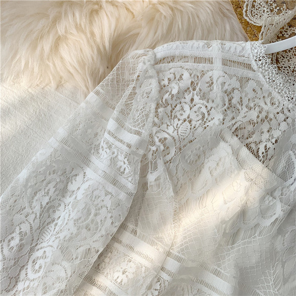 Modern női blúz, hosszú ujjú fekete-fehér csipkével