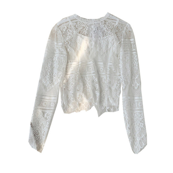 Modern női blúz, hosszú ujjú fekete-fehér csipkével