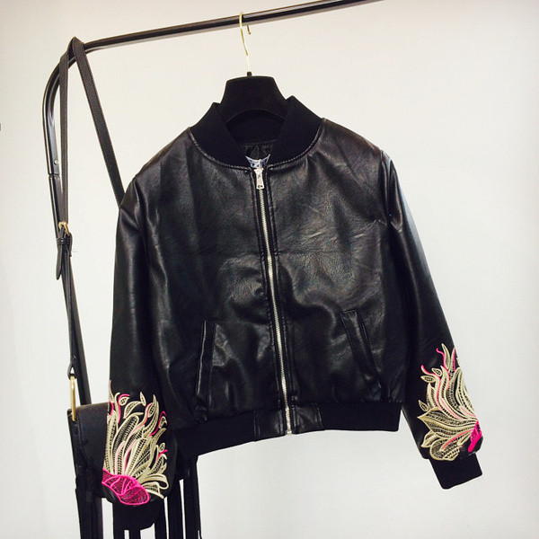 Aktuális női bőrdzseki színű hímzés fekete színben