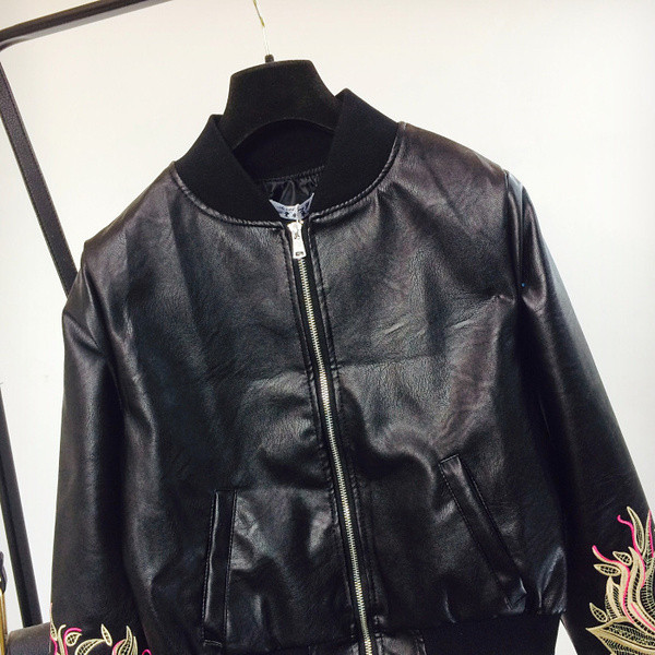 Aktuális női bőrdzseki színű hímzés fekete színben