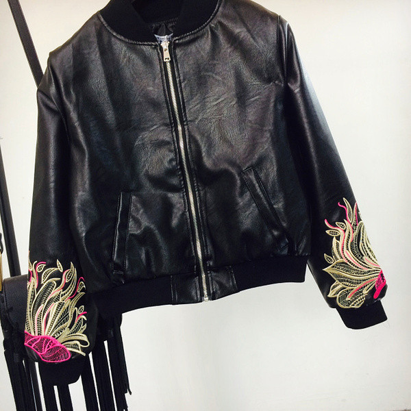 Aktuális női bőrdzseki színű hímzés fekete színben