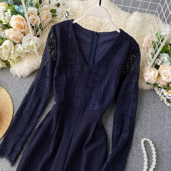 Salopeta de dama moderna cu decolteu spitz si dantela in diferite culori