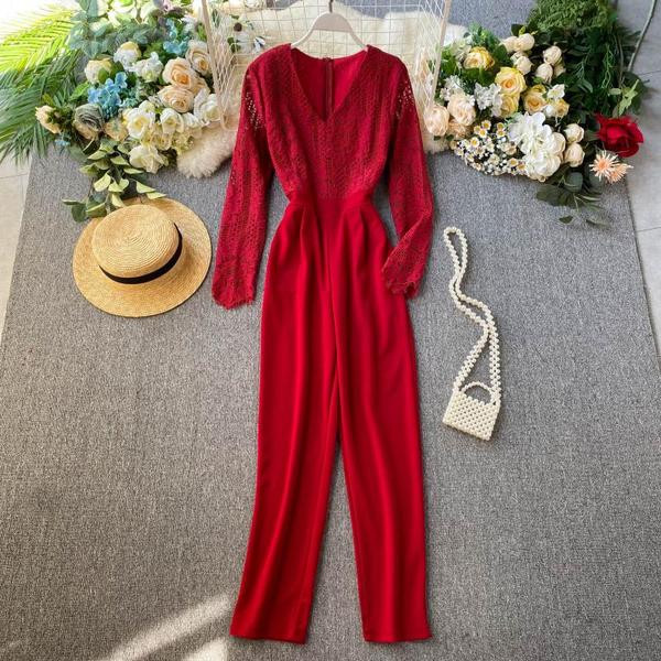 Salopeta de dama moderna cu decolteu spitz si dantela in diferite culori