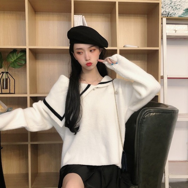 Γυναικεία κορυφαία πλεκτή μπλούζα σε λευκό και μαύρο χρώμα με μανίκια πτώσης