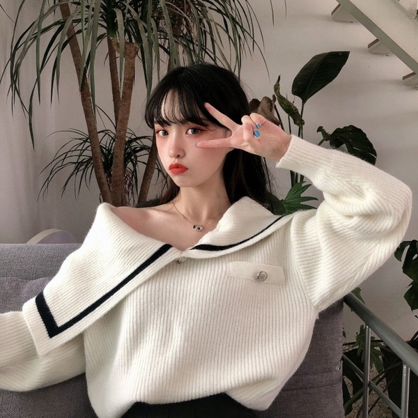 Γυναικεία κορυφαία πλεκτή μπλούζα σε λευκό και μαύρο χρώμα με μανίκια πτώσης