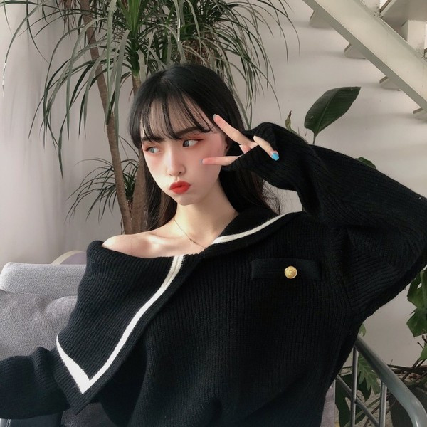 Γυναικεία κορυφαία πλεκτή μπλούζα σε λευκό και μαύρο χρώμα με μανίκια πτώσης