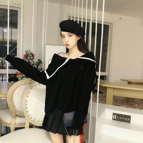 Γυναικεία κορυφαία πλεκτή μπλούζα σε λευκό και μαύρο χρώμα με μανίκια πτώσης