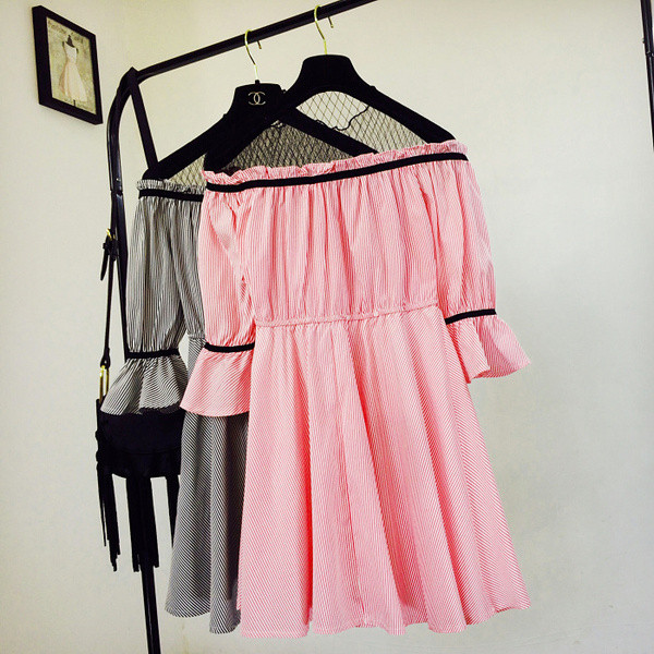 Modern női ruha csipkével - szabású modell több színben