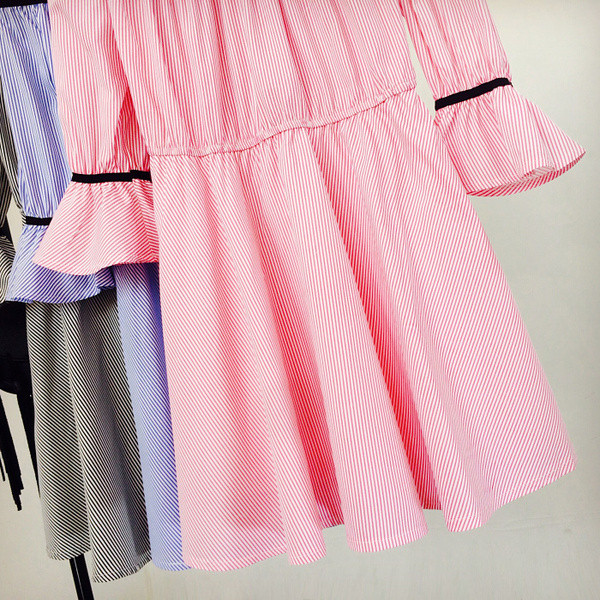 Modern női ruha csipkével - szabású modell több színben