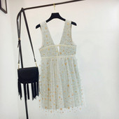 Stílusos női ruha tüllből és széles bézs pántokkal