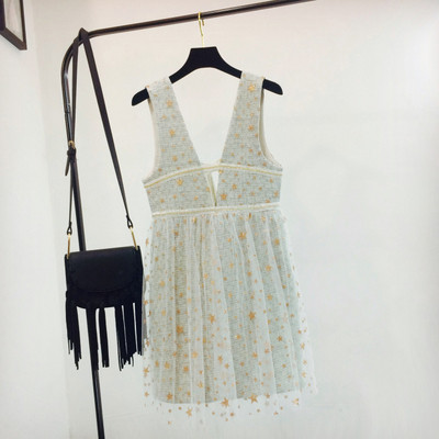 Stílusos női ruha tüllből és széles bézs pántokkal