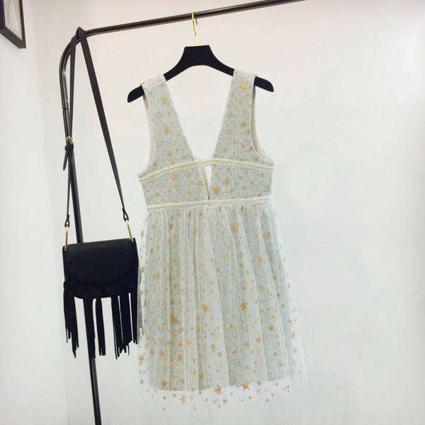 Stílusos női ruha tüllből és széles bézs pántokkal