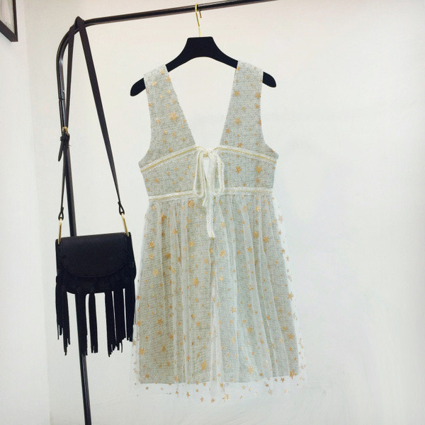 Stílusos női ruha tüllből és széles bézs pántokkal