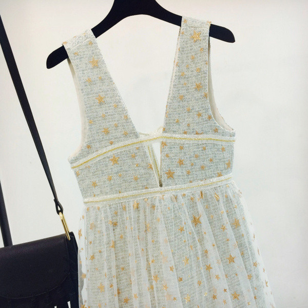 Stílusos női ruha tüllből és széles bézs pántokkal