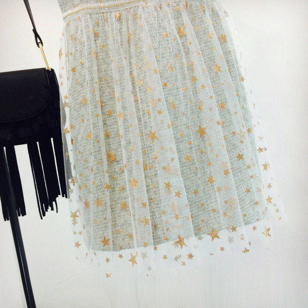 Stílusos női ruha tüllből és széles bézs pántokkal