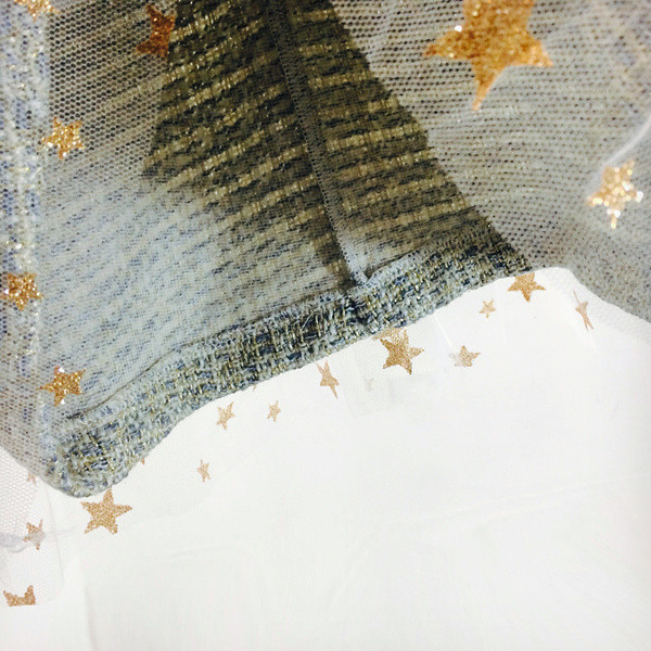 Stílusos női ruha tüllből és széles bézs pántokkal