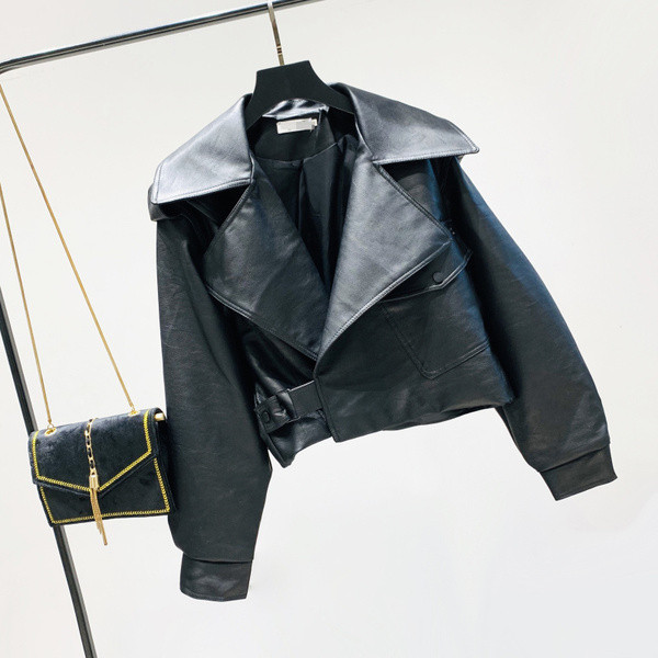 Női bőrdzseki spitz nyakkivágással, fekete színben