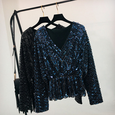 Stílusos női blúz spitz nyakkivágással és flitterekkel, két színben