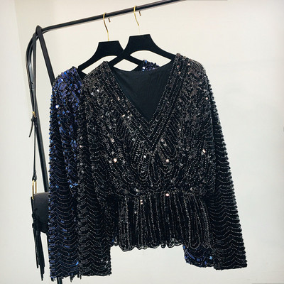 Stílusos női blúz spitz nyakkivágással és flitterekkel, két színben