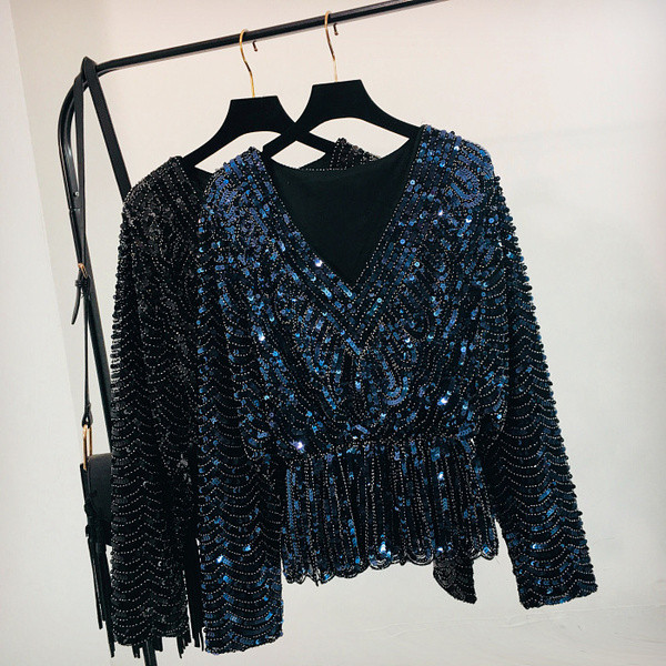 Stílusos női blúz spitz nyakkivágással és flitterekkel, két színben