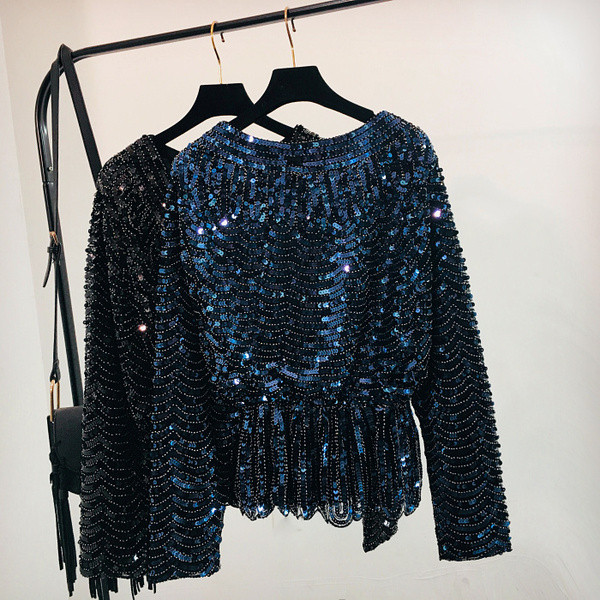 Stílusos női blúz spitz nyakkivágással és flitterekkel, két színben