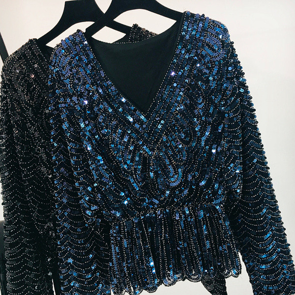 Stílusos női blúz spitz nyakkivágással és flitterekkel, két színben