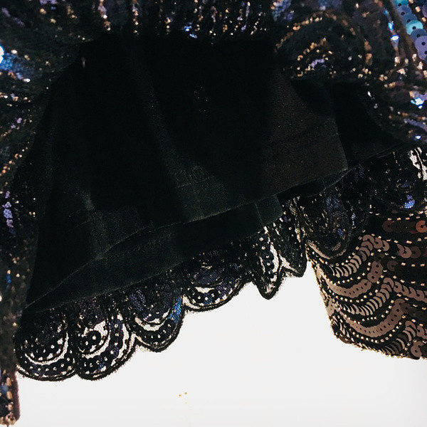 Stílusos női blúz spitz nyakkivágással és flitterekkel, két színben