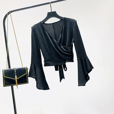 Γυναικεία μοντέρνα μπλούζα με κομψό αποτέλεσμα και V-neck