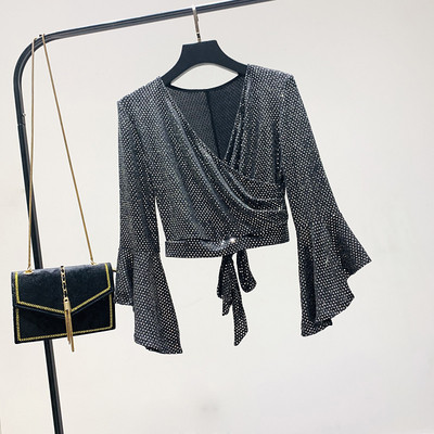 Γυναικεία μοντέρνα μπλούζα με κομψό αποτέλεσμα και V-neck