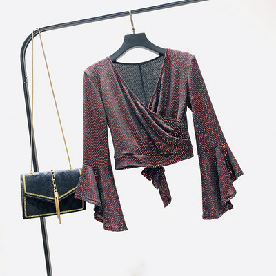 Γυναικεία μοντέρνα μπλούζα με κομψό αποτέλεσμα και V-neck