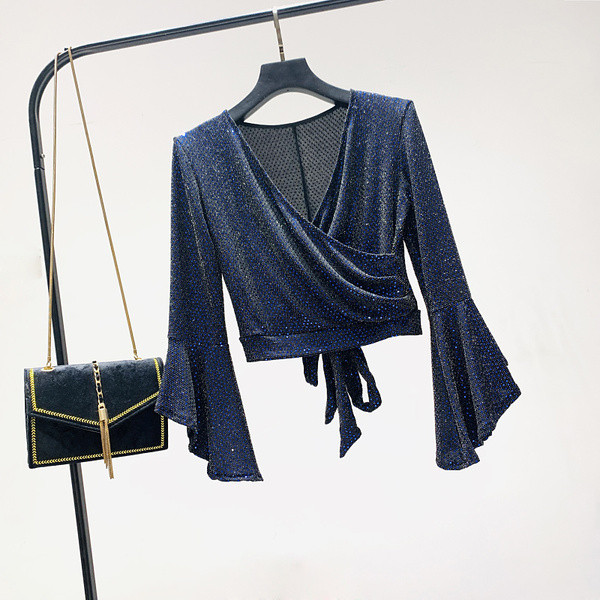 Γυναικεία μοντέρνα μπλούζα με κομψό αποτέλεσμα και V-neck