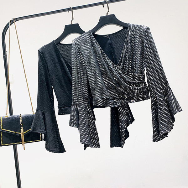 Γυναικεία μοντέρνα μπλούζα με κομψό αποτέλεσμα και V-neck