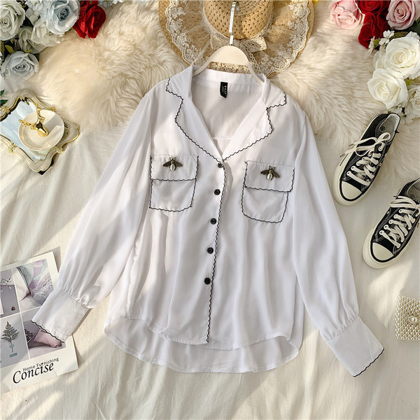 Μοντέρνο γυναικείο πουκάμισο σε λευκό και μαύρο χρώμα με τρισδιάστατο στοιχείο σε άσπρο και μαύρο χρώμα