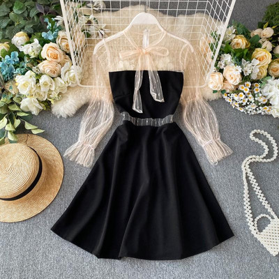 Stílusos női ruha tüllel és fekete-piros szalaggal