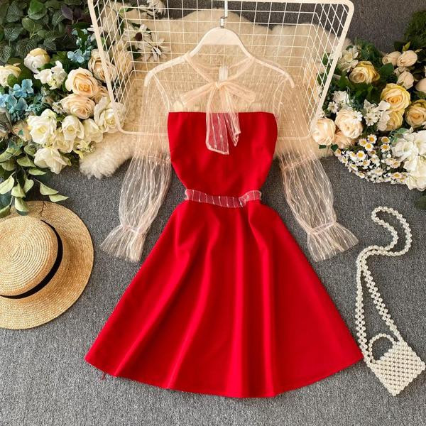 Stílusos női ruha tüllel és fekete-piros szalaggal