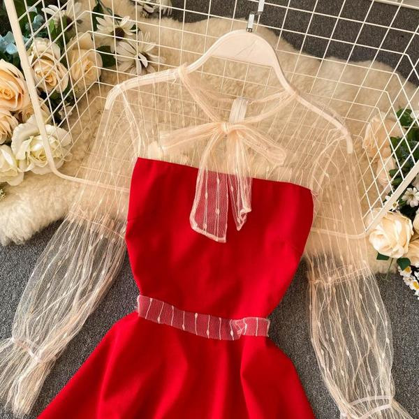 Stílusos női ruha tüllel és fekete-piros szalaggal