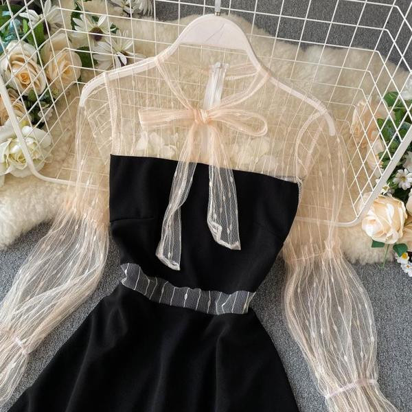 Stílusos női ruha tüllel és fekete-piros szalaggal