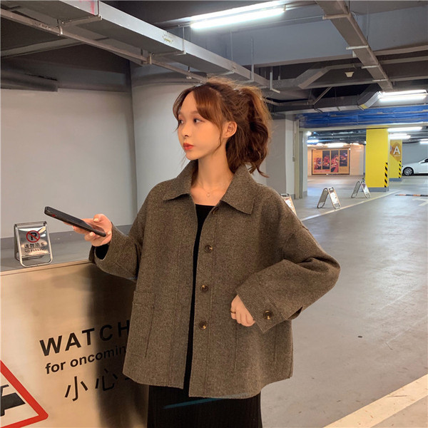 Modern női rövidkabát két színben széles modellben