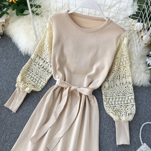 Modern női ruha csipke elemmel és O-nyakkal