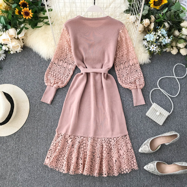 Modern női ruha csipke elemmel és O-nyakkal