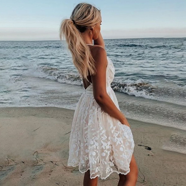 Rochie scurtă de damă elegantă, cu bretele subțiri și decolteu adânc în alb