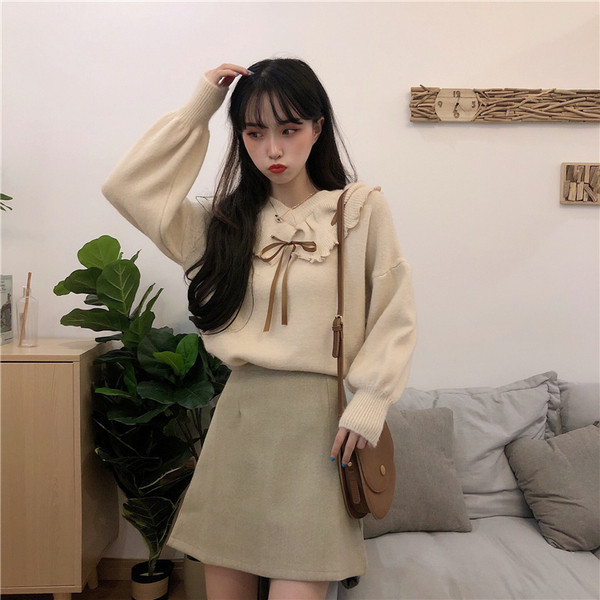 Bluză de damă modernă cu decolteu spitz în două culori