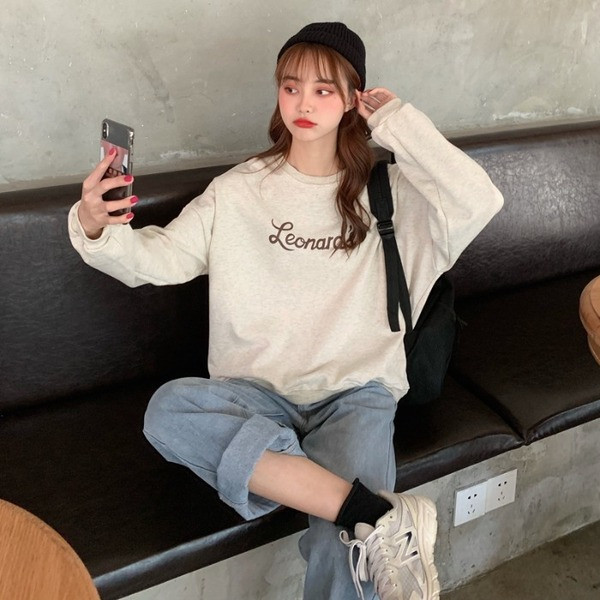 Lezser női blúz felirattal, ovális nyakkivágással több színben