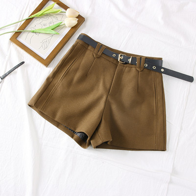 Új modell modern női rövidnadrág zsebekkel és övvel