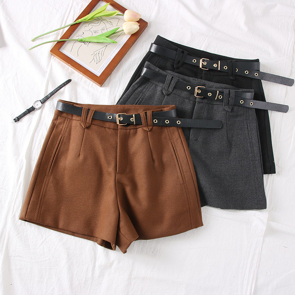 Új modell modern női rövidnadrág zsebekkel és övvel