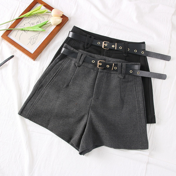 Új modell modern női rövidnadrág zsebekkel és övvel